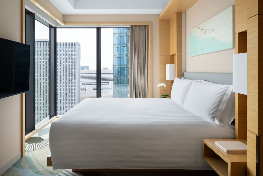 1 Bedroom Suite Club Lounge Access City View