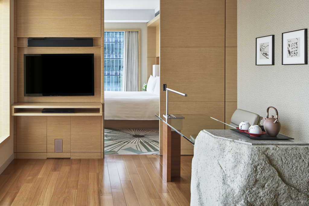 1 Bedroom Suite Club Lounge Access City View