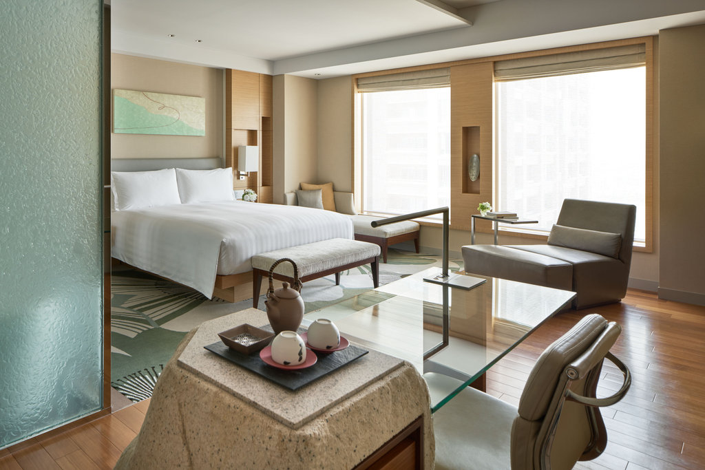 1 King Premium Club Lounge Access