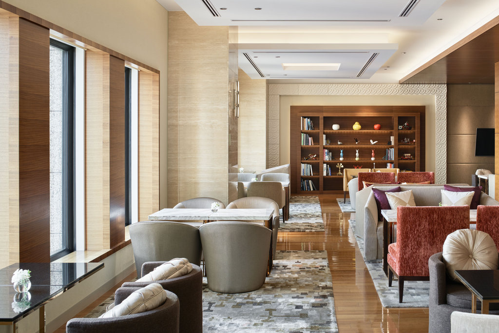 1 King Premium Club Lounge Access