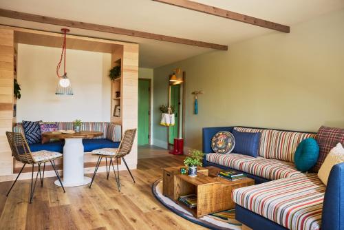 1 Bedroom Cabin Suite with Patio/Balcony and Tub