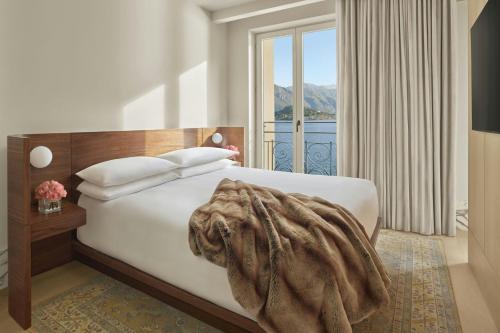 King Loft Suite with Lake View and Balcony