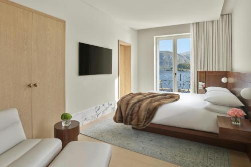 Superior King Room with Lake View