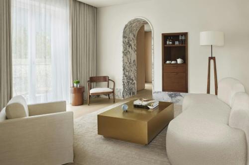 One-Bedroom Deluxe King Suite with Lake View