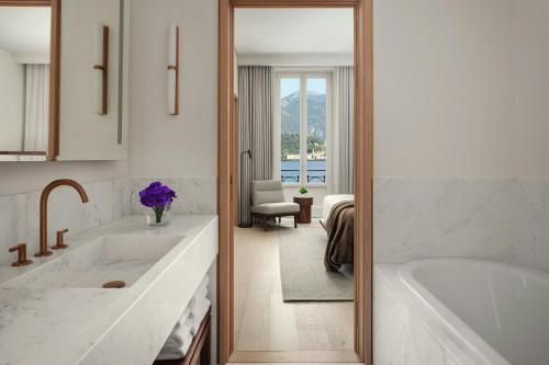 One-Bedroom Deluxe King Suite with Lake View