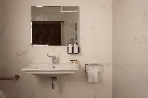 King Guest Room - Disability Accessible