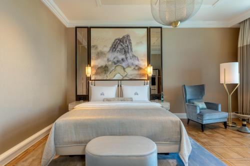 One-Bedroom King Suite with Balcony and Lake View