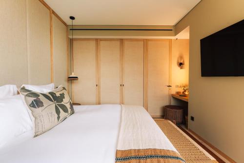 Praia Collection Master Suite with Pool