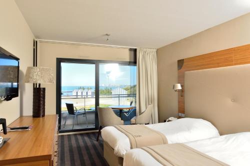Classic Room with Queen Bed or Two Single Beds, Balcony and Sea View