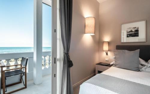 Deluxe Double Room with Balcony and Sea View