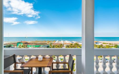 Deluxe Double Room with Balcony and Sea View