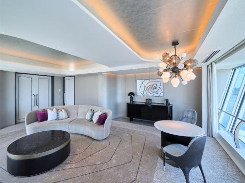 The Kahala Suite Twin with Breakfast for 2 and Free Mini-bar