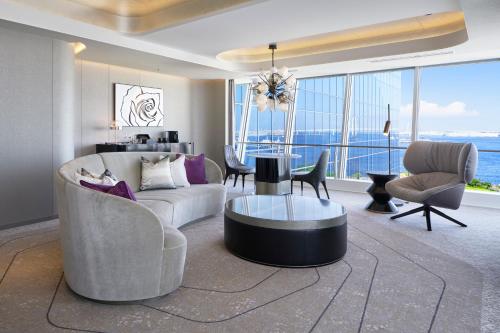 The Kahala Suite Twin with Breakfast for 2 and Free Mini-bar