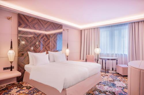 Grandiose Lamee Family Room