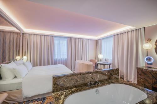 Grandiose Lamee Family Room