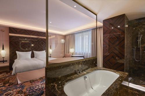 Grandiose Lamee Family Room