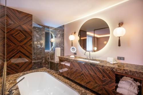 Grandiose Lamee Family Room