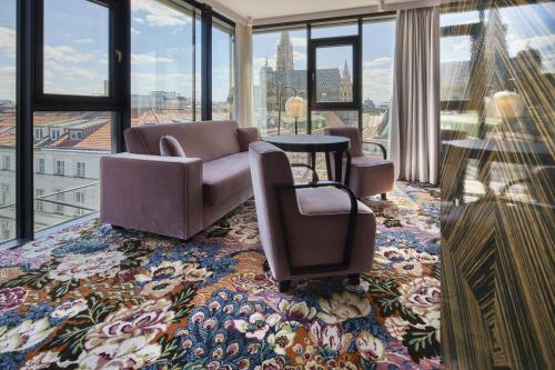 Signature Family Room Lamee
