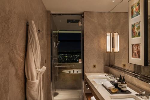 Premium Corner King Room