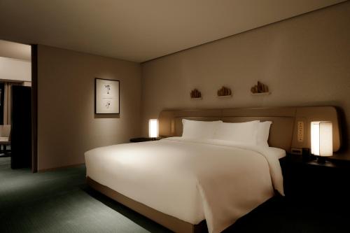 Deluxe Park King Suite