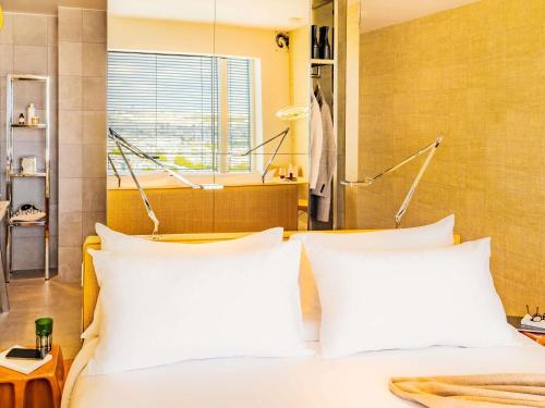 Executive King Room with River and City View View
