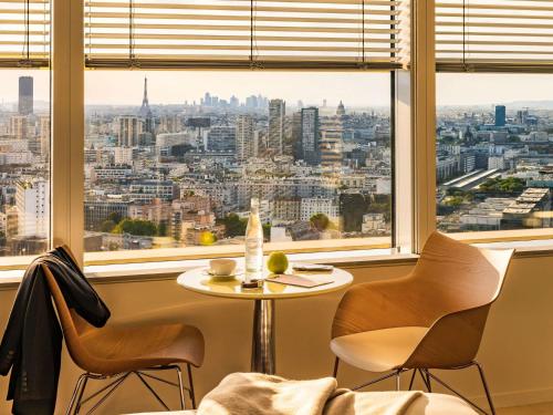 Executive Corner King Room with Panoramic Eiffel Tower View