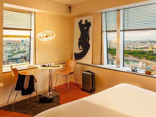Executive Corner King Room with Panoramic Eiffel Tower View