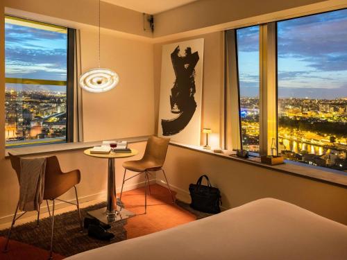 Executive Corner King Room with Panoramic Eiffel Tower View