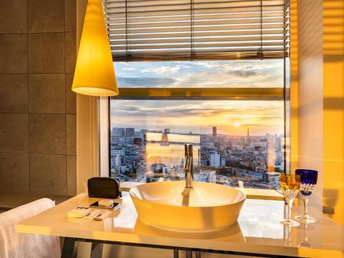 Executive Corner King Room with Panoramic Eiffel Tower View