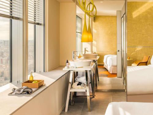 Deluxe King Room with Terrace and City View