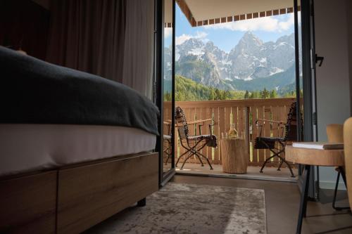 Double or Twin Room with Mountain View