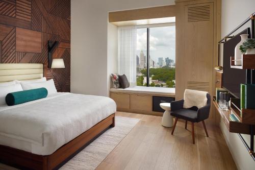 Deluxe King Guest Room with Skyline View