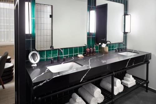 Junior King Studio Suite with Courtyard view