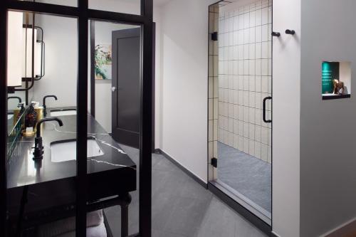 Junior King Studio Suite with Courtyard view
