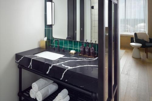 Skyline Corner View Room, Guest room, 1 King, Corner room