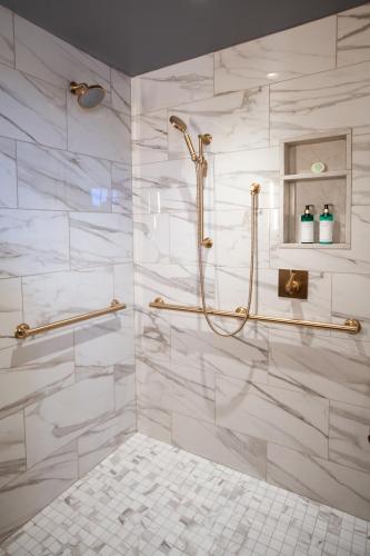 King Room with Roll in Shower - Disability Access