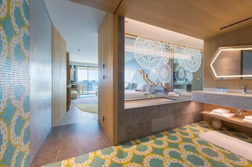 Premier Deluxe Large Twin Room with Ocean View