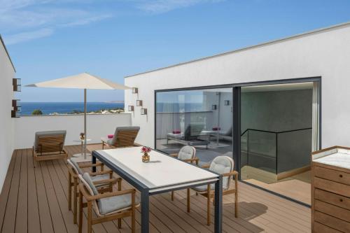 W One-Bedroom King Suite with Ocean View and Balcony