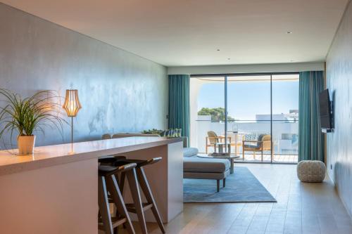 Premier Two-Bedroom Family Suite with Ocean View and Balcony