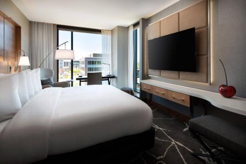 Corner King Guest Room