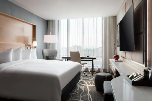 Corner King Guest Room