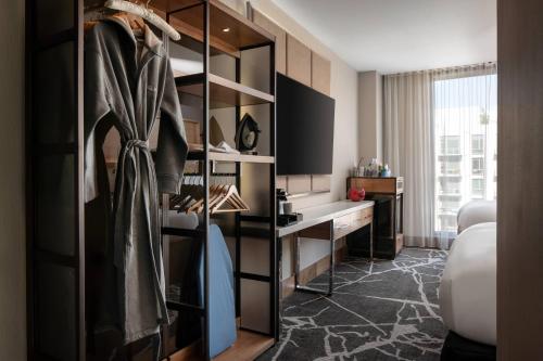 Guest room, 2 Queen, Corner room