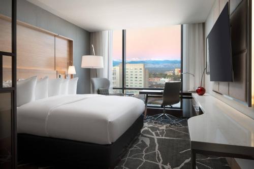 King Guest Room with Mountain View