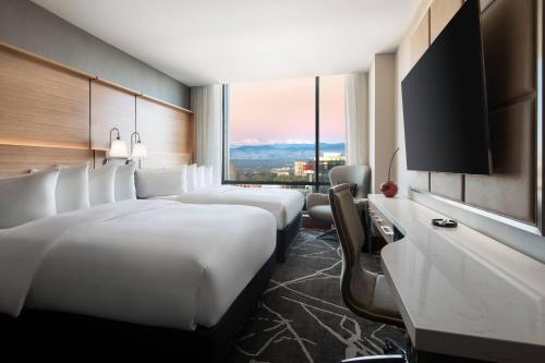Guest room, 2 Queen, Mountain view