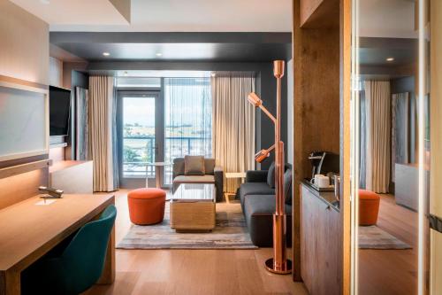1 Bedroom Suite, 1 King, Partial bay view, Balcony