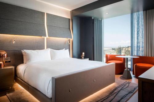 1 Bedroom Suite, 1 King, Partial bay view, Balcony (Mobility Accessible w/ Roll-in Shower)
