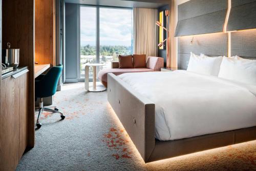 Guest room, 1 King, High floor (Mobility Accessible w/ Roll-in Shower)