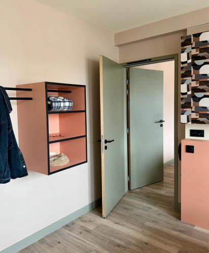 Connecting Room