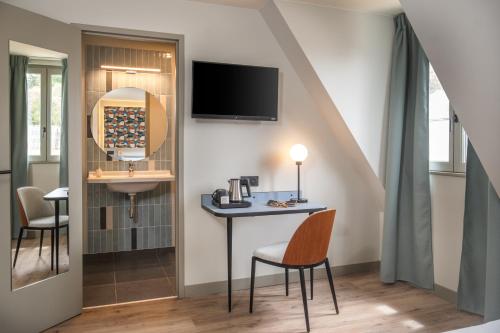 Connecting Room