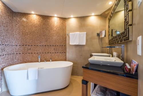 Penthouse Spa Suite Lake View